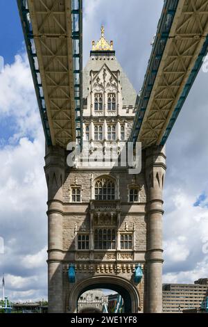 Le légendaire Tower Bridge reliant Londres à Southwark sur la Tamise Banque D'Images