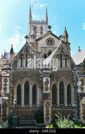 Vue extérieure de la tour et de l'extrémité est de la cathédrale Southwark à Londres, Royaume-Uni. Banque D'Images