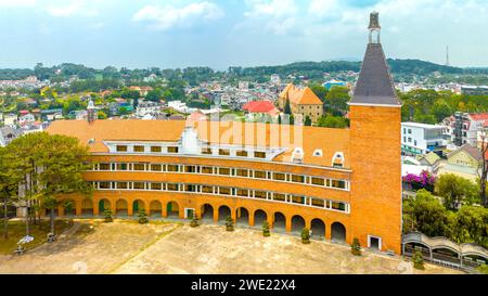 Vue aérienne Da Lat Collège pédagogique le matin, avec son architecture française unique en forme d'arc, ce lieu forme des enseignants à enseigner aux étudiants à Da Banque D'Images