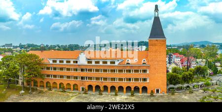 Vue aérienne Da Lat Collège pédagogique le matin, avec son architecture française unique en forme d'arc, ce lieu forme des enseignants à enseigner aux étudiants à Da Banque D'Images