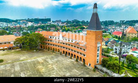 Vue aérienne Da Lat Collège pédagogique le matin, avec son architecture française unique en forme d'arc, ce lieu forme des enseignants à enseigner aux étudiants à Da Banque D'Images