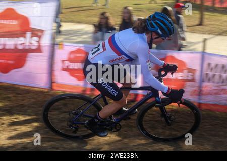 Benidorm, Communauté de Valence, Espagne. 21 janvier 2024. Benidorm, Espagne, le 21 janvier 2024 : la cycliste Viktoria Chladonova (21 ans) lors de l'épreuve junior féminine de la coupe du monde de Cyclo-cross UCI 2024, le 21 janvier 2024, au parc Foietes, à Benidorm, Espagne. (Image de crédit : © Alberto Brevers/Pacific Press via ZUMA Press Wire) USAGE ÉDITORIAL SEULEMENT! Non destiné à UN USAGE commercial ! Banque D'Images