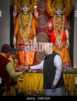 New Delhi, Inde. 22 janvier 2024. NEW DELHI, INDE - JANVIER 22 : le ministre de l'intérieur de l'Union Amit Shah offre des prières au temple Laxmi Narayan (Birla Mandir) avant la cérémonie de consécration du RAM Mandir d'Ayodhya le 22 janvier 2024 à New Delhi, en Inde. (Photo Raj K Raj/Hindustan Times/Sipa USA) crédit : SIPA USA/Alamy Live News Banque D'Images