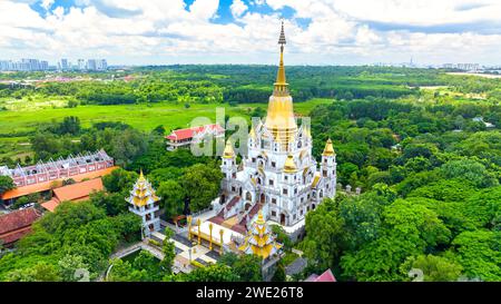 Vue aérienne de la pagode Buu long à Ho Chi Minh-ville, Vietnam. Un beau temple bouddhiste caché. Une architecture mixte de l'Inde, du Myanmar, de la Thaïlande Banque D'Images