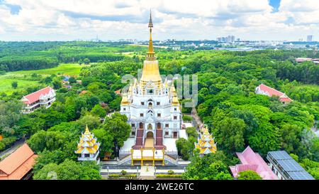 Vue aérienne de la pagode Buu long à Ho Chi Minh-ville, Vietnam. Un beau temple bouddhiste caché. Une architecture mixte de l'Inde, du Myanmar, de la Thaïlande Banque D'Images