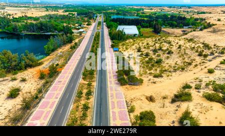 Vue aérienne de l'autoroute dans le désert, Mui ne, Vietnam. Ceci est considéré comme la plus belle route à travers le désert de Mui ne à Phan RI le long Banque D'Images