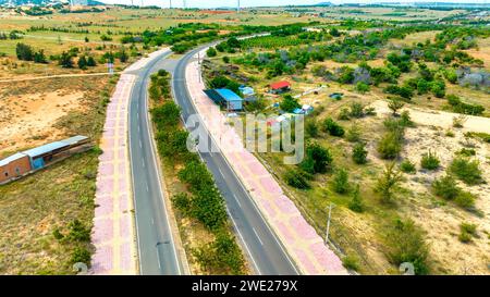 Vue aérienne de l'autoroute dans le désert, Mui ne, Vietnam. Ceci est considéré comme la plus belle route à travers le désert de Mui ne à Phan RI le long Banque D'Images