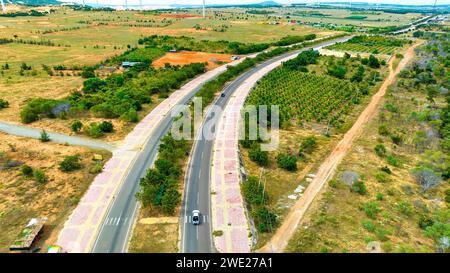 Vue aérienne de l'autoroute dans le désert, Mui ne, Vietnam. Ceci est considéré comme la plus belle route à travers le désert de Mui ne à Phan RI le long Banque D'Images