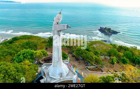 Vue aérienne de la ville côtière de Vung Tau le matin. L'endroit où se trouve une statue du Christ sur la montagne protège la paix de la péninsule de Vung Tau. Banque D'Images