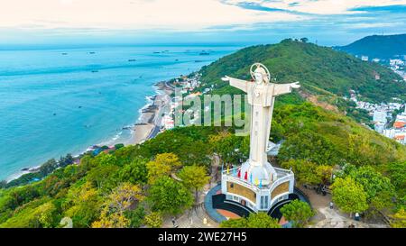 Vue aérienne de la ville côtière de Vung Tau le matin. L'endroit où se trouve une statue du Christ sur la montagne protège la paix de la péninsule de Vung Tau. Banque D'Images