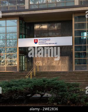 Bratislava, Slovaquie - 20 janvier 2024 : le bâtiment du ministère des Transports de la République slovaque. Bratislava. Slovaquie. Banque D'Images