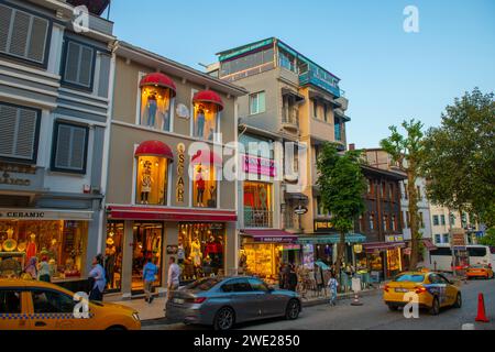 Bâtiments commerciaux historiques sur la rue Mimar Mehmet Aga Caddesi au coucher du soleil à Sultanahmet dans la ville historique d'Istanbul, Turquie. Les quartiers historiques d'Istanbul est Banque D'Images