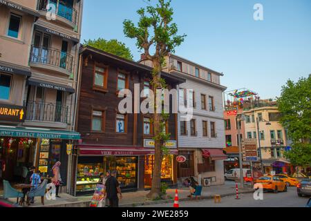 Bâtiments commerciaux historiques sur la rue Mimar Mehmet Aga Caddesi au coucher du soleil à Sultanahmet dans la ville historique d'Istanbul, Turquie. Les quartiers historiques d'Istanbul est Banque D'Images