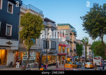 Bâtiments commerciaux historiques sur la rue Mimar Mehmet Aga Caddesi au coucher du soleil à Sultanahmet dans la ville historique d'Istanbul, Turquie. Les quartiers historiques d'Istanbul est Banque D'Images