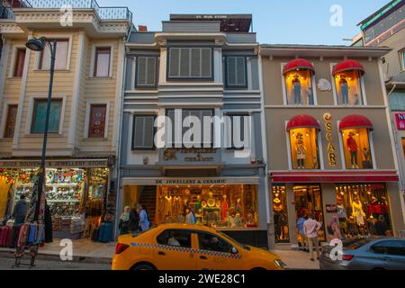 Bâtiments commerciaux historiques sur la rue Mimar Mehmet Aga Caddesi au coucher du soleil à Sultanahmet dans la ville historique d'Istanbul, Turquie. Les quartiers historiques d'Istanbul est Banque D'Images