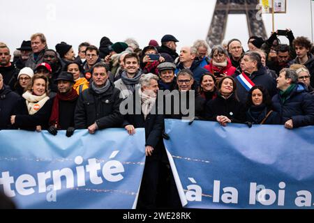 Paris, France. 21 janvier 2024. Plusieurs personnalités politiques comme Fabien Roussel (Parti comuniste français) et Olivier Faure (Parti socialiste) ont été vues lors de la manifestation contre la nouvelle loi sur l'immigration. Plusieurs manifestations contre la nouvelle loi sur l'immigration ont eu lieu dans plusieurs villes françaises. Selon les organisateurs, 150 000 personnes se sont mobilisées à travers le pays, un nombre bien supérieur aux 75 000 déclarées par les autorités. A Paris, environ 25 000 manifestants ont protesté entre le Trocadéro et les Invalides. Crédit : SOPA Images Limited/Alamy Live News Banque D'Images