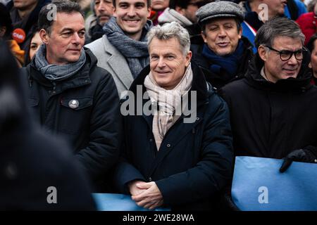 Paris, France. 21 janvier 2024. Fabien Roussel, secrétaire général du PC ( Parti communiste français ), vu lors de la manifestation contre la nouvelle loi sur l'immigration. Plusieurs manifestations contre la nouvelle loi sur l'immigration ont eu lieu dans plusieurs villes françaises. Selon les organisateurs, 150 000 personnes se sont mobilisées à travers le pays, un nombre bien supérieur aux 75 000 déclarées par les autorités. A Paris, environ 25 000 manifestants ont protesté entre le Trocadéro et les Invalides. Crédit : SOPA Images Limited/Alamy Live News Banque D'Images