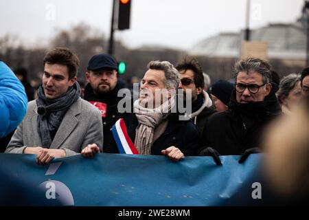 Paris, France. 21 janvier 2024. Fabien Roussel, secrétaire général du PC ( Parti communiste français ), vu lors de la manifestation contre la nouvelle loi sur l'immigration. Plusieurs manifestations contre la nouvelle loi sur l'immigration ont eu lieu dans plusieurs villes françaises. Selon les organisateurs, 150 000 personnes se sont mobilisées à travers le pays, un nombre bien supérieur aux 75 000 déclarées par les autorités. A Paris, environ 25 000 manifestants ont protesté entre le Trocadéro et les Invalides. Crédit : SOPA Images Limited/Alamy Live News Banque D'Images