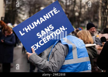 Paris, France. 21 janvier 2024. Un manifestant tient une pancarte qui dit "humanité sans exception" pendant la manifestation contre la nouvelle loi sur l'immigration. Plusieurs manifestations contre la nouvelle loi sur l'immigration ont eu lieu dans plusieurs villes françaises. Selon les organisateurs, 150 000 personnes se sont mobilisées à travers le pays, un nombre bien supérieur aux 75 000 déclarées par les autorités. A Paris, environ 25 000 manifestants ont protesté entre le Trocadéro et les Invalides. Crédit : SOPA Images Limited/Alamy Live News Banque D'Images