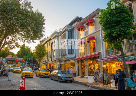 Bâtiments commerciaux historiques sur la rue Mimar Mehmet Aga Caddesi au coucher du soleil à Sultanahmet dans la ville historique d'Istanbul, Turquie. Les quartiers historiques d'Istanbul est Banque D'Images