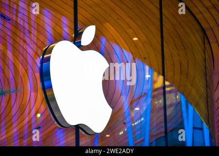 BANGKOK, THAÏLANDE - 12 novembre 2022 : logo Apple icône de signe néon sur le bâtiment Apple Store à Apple Store Central World Banque D'Images