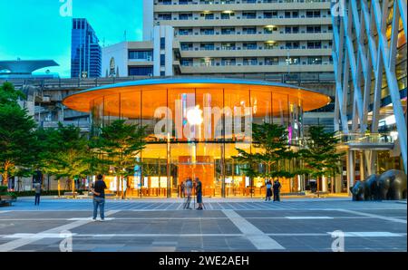 BANGKOK, THAÏLANDE - 28 JUILLET 2020 : Twilight Time View nouveau bâtiment Apple Store au centre commercial Central World, c'est le 2e Apple Store en Thaïlande Banque D'Images