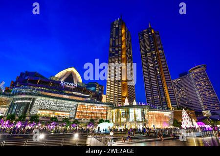 Bangkok, Thaïlande - NOV. 20,2020 :l'éclairage Iconsiam et les décorations colorées pour célébrer le nouvel an le long de la rive Chao Phraya Banque D'Images