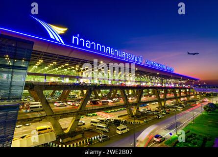 Aéroport de Suvarnabhumi au crépuscule, cet aéroport est le plus grand terminal d'aéroport à bâtiment unique conçu par Helmut Jahn. Banque D'Images