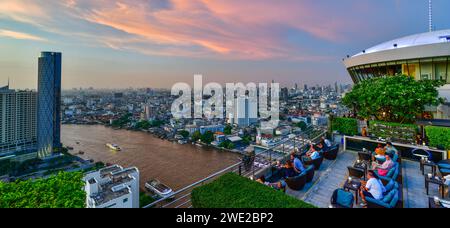 BANGKOK, THAÏLANDE, 20 MAI 2019 : Restaurant canapé-bar avec vue sur Bangkok CityScape au Three Sixty Lounge de Millennium Hilton Bangkok Hotel en B. Banque D'Images