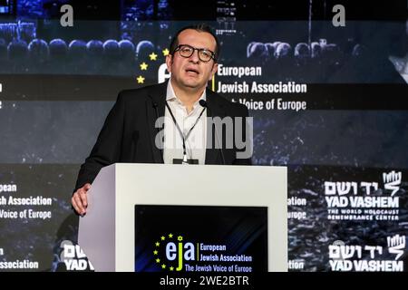 Cracovie, Pologne. 22 janvier 2024. Jorgos Papadakis, directeur général de l’EJA, s’adresse au public du symposium de l’Association juive européenne au Centre de conférences de l’hôtel Hilton à Cracovie à l’approche du 79e anniversaire de la libération d’Auschwitz. Le symposium se concentre sur la montée de l'antisémitisme en Europe après l'attaque brutale d'octobre 7 2023 contre Israël et la réaction militaire aveugle d'Israël contre les Palestiniens. Crédit : SOPA Images Limited/Alamy Live News Banque D'Images