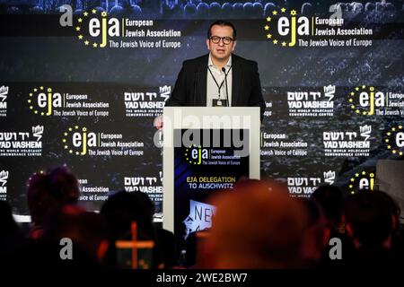 Cracovie, Pologne. 22 janvier 2024. Jorgos Papadakis, directeur général de l’EJA, s’adresse au public du symposium de l’Association juive européenne au Centre de conférences de l’hôtel Hilton à Cracovie à l’approche du 79e anniversaire de la libération d’Auschwitz. Le symposium se concentre sur la montée de l'antisémitisme en Europe après l'attaque brutale d'octobre 7 2023 contre Israël et la réaction militaire aveugle d'Israël contre les Palestiniens. Crédit : SOPA Images Limited/Alamy Live News Banque D'Images