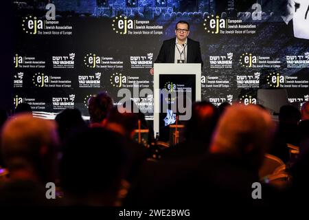 Cracovie, Pologne. 22 janvier 2024. Jorgos Papadakis, directeur général de l’EJA, s’adresse au public du symposium de l’Association juive européenne au Centre de conférences de l’hôtel Hilton à Cracovie à l’approche du 79e anniversaire de la libération d’Auschwitz. Le symposium se concentre sur la montée de l'antisémitisme en Europe après l'attaque brutale d'octobre 7 2023 contre Israël et la réaction militaire aveugle d'Israël contre les Palestiniens. Crédit : SOPA Images Limited/Alamy Live News Banque D'Images