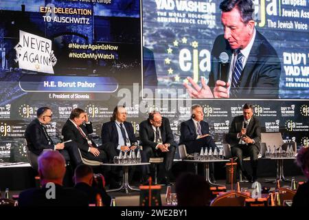 G-D) Alexander Benjamin, vice-président du conseil d’administration de l’EJA Jewish Leadersí pour le plaidoyer, Stefan Löfven, ancien Premier ministre suédois et président du Parti socialiste européen, Roman Kwiatkowski, président de l’Association des Roms en Pologne, et membre du Conseil international d'Auschwitz, traducteur, Milo ?ukanovi?, ancien président du Monténégro, Borut Pahor, ancien président de la Slovénie, participent à une discussion lors du symposium de l'Association juive européenne au Centre de conférences de l'hôtel Hilton à Cracovie à la veille du 79e anniversaire de la libération d'Auschwitz. Le symposium se concentre sur le r Banque D'Images