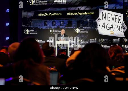 Cracovie, Pologne. 22 janvier 2024. Manuel Angel Moratinos, sous-Secrétaire général de l'ONU et Haut Représentant de l'UNAOC, s'adresse à l'auditoire du symposium de l'Association juive européenne au Centre de conférences de l'hôtel Hilton à Cracovie, à la veille du 79e anniversaire de la libération d'Auschwitz. Le symposium se concentre sur la montée de l'antisémitisme en Europe après l'attaque brutale d'octobre 7 2023 contre Israël et la réaction militaire aveugle d'Israël contre les Palestiniens. Crédit : SOPA Images Limited/Alamy Live News Banque D'Images