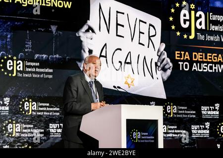 Cracovie, Pologne. 22 janvier 2024. Manuel Angel Moratinos, sous-Secrétaire général de l'ONU et Haut Représentant de l'UNAOC, s'adresse à l'auditoire du symposium de l'Association juive européenne au Centre de conférences de l'hôtel Hilton à Cracovie, à la veille du 79e anniversaire de la libération d'Auschwitz. Le symposium se concentre sur la montée de l'antisémitisme en Europe après l'attaque brutale d'octobre 7 2023 contre Israël et la réaction militaire aveugle d'Israël contre les Palestiniens. Crédit : SOPA Images Limited/Alamy Live News Banque D'Images