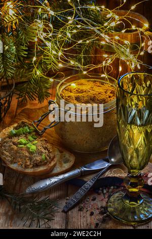 Pâté dans un pot en verre avec du vin sur un fond en bois Banque D'Images