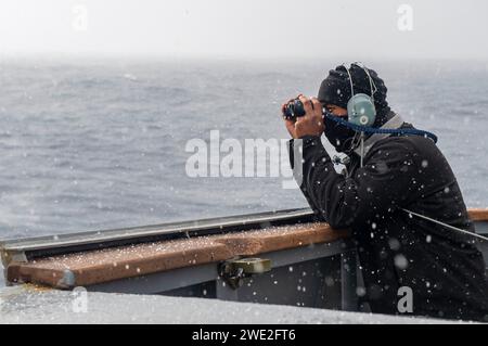 Mer de Chine méridionale. 15 janvier 2024. Le matelot de mer Shane Perez, originaire d'Oahu, Hawaii, monte à tribord à bord du destroyer de missiles guidés de classe Arleigh Burke USS Hopper (DDG 70). Hopper est affecté au Carrier Strike Group ONE et déployé dans la zone d'opérations de la 7e flotte américaine en soutien à un Indo-Pacifique libre et ouvert. (Image de crédit : © U.S. Navy/ZUMA Press Wire) USAGE ÉDITORIAL SEULEMENT! Non destiné à UN USAGE commercial ! Banque D'Images