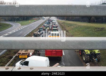 Castelsarrasin, France. 22 janvier 2024. Ligne de tracteurs bloquant A62. FNSEA et Tarn-et-Garonne les jeunes agriculteurs se rassemblent et bloquent l'autoroute A62 à Castelsarrasin, direction Toulouse Bordeaux. France, Castelsarrasin 22 janvier 2024. Photo de Patricia Huchot-Boissier/ABACAPRESS.COM crédit : Abaca Press/Alamy Live News Banque D'Images