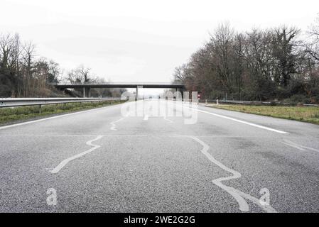 Castelsarrasin, France. 22 janvier 2024. L'autoroute A62 est déserte. FNSEA et Tarn-et-Garonne les jeunes agriculteurs se rassemblent et bloquent l'autoroute A62 à Castelsarrasin, direction Toulouse Bordeaux. France, Castelsarrasin 22 janvier 2024. Photo de Patricia Huchot-Boissier/ABACAPRESS.COM crédit : Abaca Press/Alamy Live News Banque D'Images