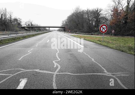 Castelsarrasin, France. 22 janvier 2024. L'autoroute A62 est déserte. FNSEA et Tarn-et-Garonne les jeunes agriculteurs se rassemblent et bloquent l'autoroute A62 à Castelsarrasin, direction Toulouse Bordeaux. France, Castelsarrasin 22 janvier 2024. Photo de Patricia Huchot-Boissier/ABACAPRESS.COM crédit : Abaca Press/Alamy Live News Banque D'Images