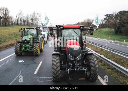 Castelsarrasin, France. 22 janvier 2024. Ligne de tracteurs bloquant A62. FNSEA et Tarn-et-Garonne les jeunes agriculteurs se rassemblent et bloquent l'autoroute A62 à Castelsarrasin, direction Toulouse Bordeaux. France, Castelsarrasin 22 janvier 2024. Photo de Patricia Huchot-Boissier/ABACAPRESS.COM crédit : Abaca Press/Alamy Live News Banque D'Images