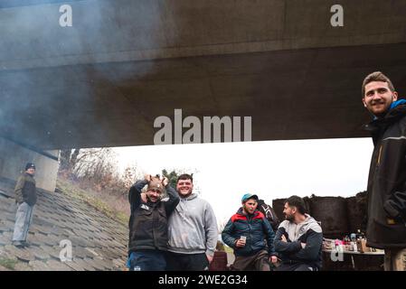 Castelsarrasin, France. 22 janvier 2024. Jeunes agriculteurs sous le pont de l'autoroute A62. FNSEA et Tarn-et-Garonne les jeunes agriculteurs se rassemblent et bloquent l'autoroute A62 à Castelsarrasin, direction Toulouse Bordeaux. France, Castelsarrasin 22 janvier 2024. Photo de Patricia Huchot-Boissier/ABACAPRESS.COM crédit : Abaca Press/Alamy Live News Banque D'Images