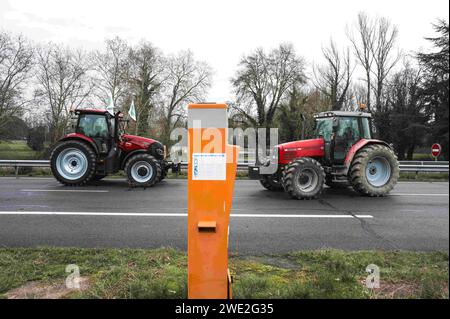 Castelsarrasin, France. 22 janvier 2024. FNSEA et Tarn-et-Garonne les jeunes agriculteurs se rassemblent et bloquent l'autoroute A62 à Castelsarrasin, direction Toulouse Bordeaux. France, Castelsarrasin 22 janvier 2024. Photo de Patricia Huchot-Boissier/ABACAPRESS.COM crédit : Abaca Press/Alamy Live News Banque D'Images