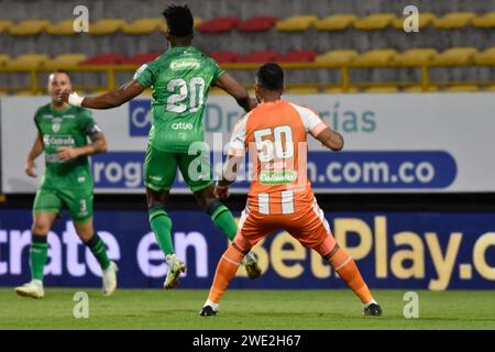 Bogota, Colombie. 22 janvier 2024. Jose Lloreda d'Equidad et Santiago Norena d'Envigado se battent pour un tir de tête lors du match Equidad vs Envigado pour la ligue Betplay Dimayor au stade Techo de Bogota, Colombie, le 22 janvier 2024. Photo : Cristian Bayona/long Visual Press crédit : long Visual Press/Alamy Live News Banque D'Images