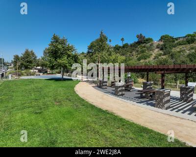 Installations de loisirs avec table et barbecue dans le parc communautaire résidentiel à San Diego, Californie, États-Unis Banque D'Images