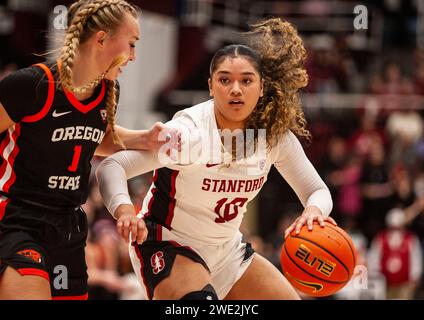 Stanford, Californie, États-Unis. 21 janvier 2024. A. la garde de Stanford Talana Lepolo (10) va au cerceau pendant le match de basket-ball féminin de la NCAA entre les Beavers de l'Oregon et le Stanford Cardinal. Stanford a battu Oregon State 65-56, alors que Tara VanDerveer devient entraîneur de basket-ball le plus gagnant de la NCAA avec 1 203 victoires au Maples Pavilion Stanford, CA. Thurman James /CSM/Alamy Live News Banque D'Images