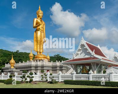 Bouddha Debout doré au sommet à Hat Yai parc municipal à Hat Yai, Songkhla Province dans le sud de la Thaïlande. Banque D'Images
