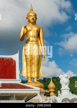 Bouddha Debout doré au sommet à Hat Yai parc municipal à Hat Yai, Songkhla Province dans le sud de la Thaïlande. Banque D'Images
