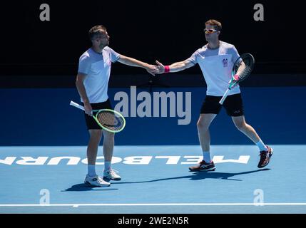 Melbourne, Australie. 23 janvier 2024. Ariel Behar (droite)/Adam Pavlasek réagissent lors du quart de finale de double masculin entre Zhang Zhizhen (Chine)/Tomas Machac (République tchèque) et Ariel Behar (Uruguay)/Adam Pavlasek (République tchèque) lors du tournoi de tennis Open d'Australie à Melbourne, Australie, le 23 janvier 2024. Crédit : Hu Jingchen/Xinhua/Alamy Live News Banque D'Images