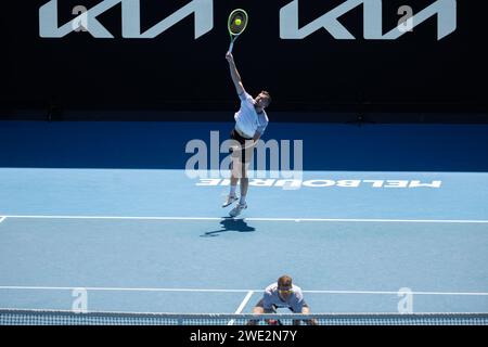 Melbourne, Australie. 23 janvier 2024. Ariel Behar/Adam Pavlasek (Top) concourent lors du quart de finale de double masculin entre Zhang Zhizhen (Chine)/Tomas Machac (République tchèque) et Ariel Behar (Uruguay)/Adam Pavlasek (République tchèque) lors du tournoi de tennis Open d'Australie à Melbourne, Australie, le 23 janvier 2024. Crédit : Hu Jingchen/Xinhua/Alamy Live News Banque D'Images